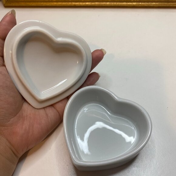 Vintage Otagiri Trinket Box White Porcelain Heart with Blue Bird on Lid 3x3x3 - Picture 7 of 7